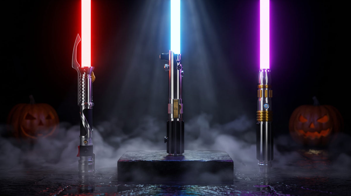 Un sabre Pixel à lame bleue sur un socle de pierre, entouré de deux sabres RGB rouge et violet dans la brume, citrouilles en arrière-plan