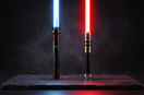 Sabre laser RGB à lame bleue et sabre laser Pixel à lame rouge côte à côte – AT-AT Sabers