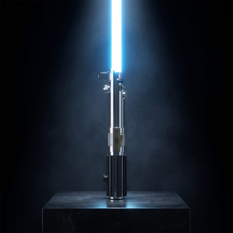 Le sabre Pixel à lame bleue dressé seul sur un socle de pierre sous un projecteur